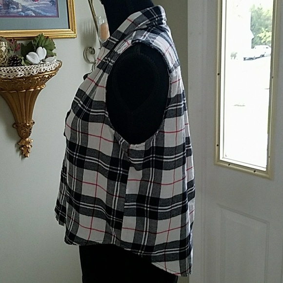 Medium flannel look sleeveless top - Picture 3 of 5